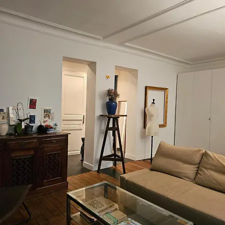 Buttes Chaumont Apartment Paris